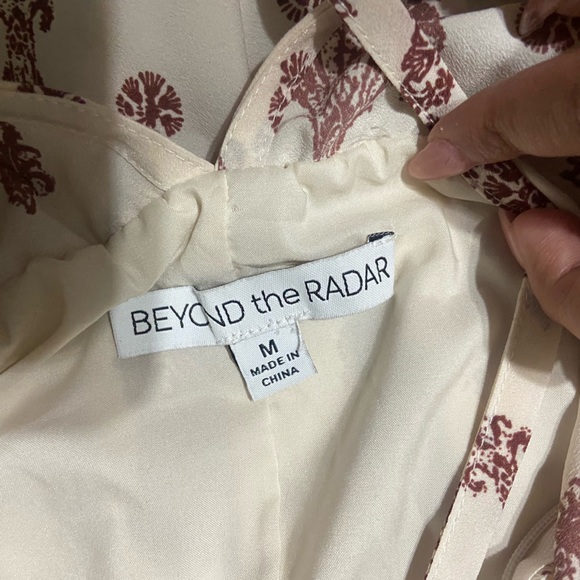 Beyond the radar size medium cream color with maroon design - Picture 2 of 3